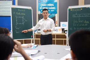 Thầy Phạm Hoàng Tuấn Minh trong giờ dạy.