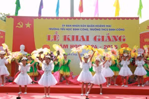 Học sinh quận Hoàng Mai hân hoan chào đón năm học mới.