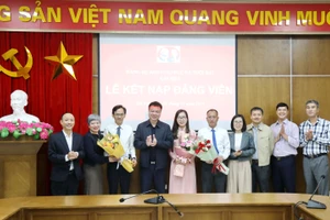 Đảng ủy Báo Giáo dục và Thời đại tặng hoa chúc mừng các Đảng viên mới.