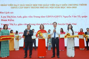 Giám đốc Sở GD&ĐT Hà Nội Trần Thế Cương, Phó Giám đốc Sở GD&ĐT Hà Nội Nguyễn Hồng Dân trao thưởng cho các giáo viên.