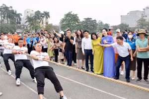 Các vận động viên thi đấu môn kéo co.