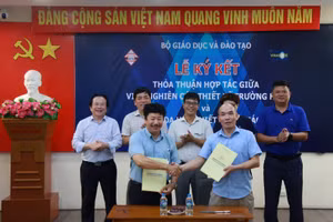 Các đại biểu thực hiện lễ ký kết.