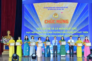 Giám đốc Sở GD&ĐT Hà Nội Trần Thế Cương tặng giấy khen cho các tập thể và cá nhân xuất sắc.