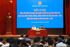 Thứ trưởng Bộ GD&ĐT Nguyễn Văn Phúc chủ trì hội nghị.