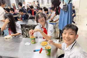 Nhiều trường học hỗ trợ học sinh ở lại trường để chờ bố mẹ đến đón.