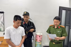 Lực lượng Công an đọc lệnh khám xét nhà của Hiếu. (Ảnh: CTV)