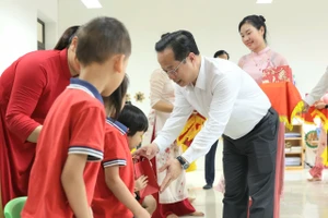 Giám đốc Sở GD&ĐT Hà Nội Trần Thế Cương tặng quà cho học sinh xã Minh Châu.