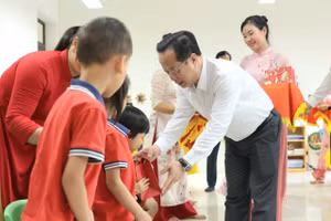 Giám đốc Sở GD&ĐT Hà Nội Trần Thế Cương tặng quà cho học sinh xã Minh Châu.