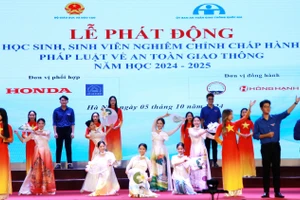 Tiết mục văn nghệ chào mừng lễ phát động của sinh viên Học viện Báo chí và Tuyên truyền.