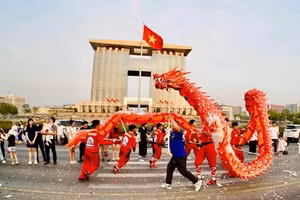 Khởi động Lễ rước kiệu bà là tiết mục múa rồng trước Trung tâm hành chính tỉnh Bình Dương. (ảnh H.C)