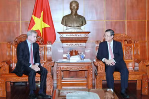 Thứ trưởng Nguyễn Văn Phúc trao đổi công việc với ông Alex Rogers.