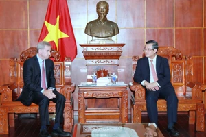 Thứ trưởng Nguyễn Văn Phúc trao đổi công việc với ông Alex Rogers.
