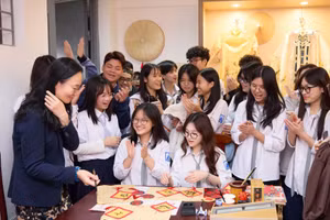 Học sinh Trường THPT chuyên Hà Nội - Amsterdam hào hứng trải nghiệm tại Phòng Văn hóa Việt - Trung.