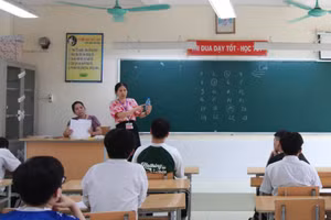 Giám thị lưu ý với thí sinh về các quy định của kỳ thi.