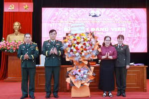 Thứ trưởng Bộ GD&ĐT Nguyễn Thị Kim Chi tặng hoa chúc mừng Đại hội.