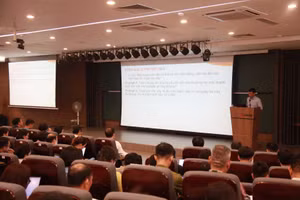 Chuyên gia trí tuệ nhân tạo Lê Anh Cường trình bày bài giảng.