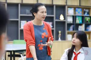 Nhà giáo Nguyễn Thị Thu Hà - Hiệu trưởng Trường THCS Trưng Vương, quận Hoàn Kiếm là một trong 35 nhà giáo Hà Nội vừa được phong tặng danh hiệu Nhà giáo ưu tú