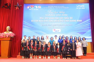 Các đại biểu chụp ảnh lưu niệm cùng các em thiếu nhi đặc khu Vân Đồn.