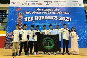 Đội GreenAms Robotics đến từ Trường THPT chuyên Hà Nội - Amsterdam giành chiến thắng tại giải vô địch VEX Robotics 2025.