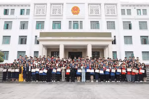 Lãnh đạo tỉnh Quảng Ninh cùng giáo viên, học sinh chụp ảnh kỷ niệm tại Hội nghị tuyên dương, trao thưởng học sinh đoạt giải Kỳ thi học sinh giỏi quốc gia THPT năm học 2024-2025. 