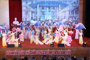 Tiết mục văn nghệ chào mừng của giáo viên.