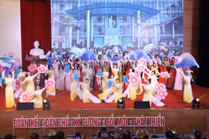 Tiết mục văn nghệ chào mừng của giáo viên.