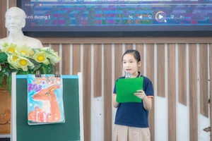 Nguyễn Ánh Dương trình bày sản phẩm dự thi.
