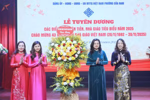 Đại diện Sở GD&ĐT Hà Nội tặng hoa chúc mừng Phòng Văn hóa - Xã hội và các nhà trường.