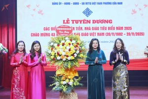 Đại diện Sở GD&ĐT Hà Nội tặng hoa chúc mừng Phòng Văn hóa - Xã hội và các nhà trường.