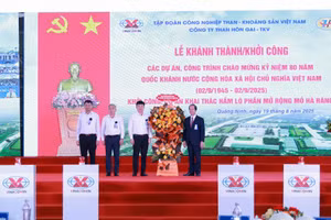 Bộ trưởng Nguyễn Kim Sơn tặng hoa chúc mừng tại sự kiện. 