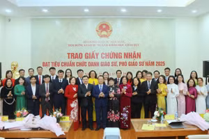 Hội đồng Giáo sư ngành Khoa học Giáo dục trao giấy chứng nhận cho các ứng viên đạt tiêu chuẩn GS, PGS năm 2025.