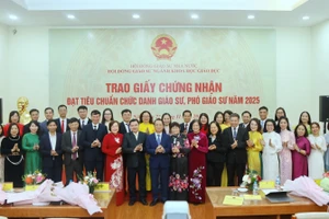 Hội đồng Giáo sư ngành Khoa học Giáo dục trao giấy chứng nhận cho các ứng viên đạt tiêu chuẩn GS, PGS năm 2025.