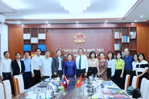 Các đại biểu chụp ảnh lưu niệm.