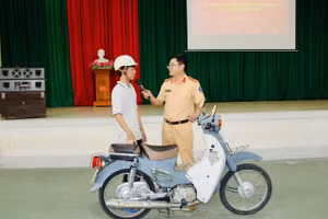 Cán bộ Phòng CSGT hướng dẫn kỹ năng lái xe an toàn cho học sinh.