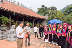 Ông Nguyễn Văn Chung, Hiệu trưởng nhà trường giới thiệu về lịch sử hình thành cùng những giá trị văn hóa, tâm linh của di tích.