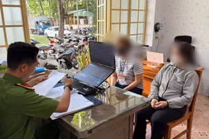 Hai đối tượng thầu đề làm việc với công an. Ảnh: C.A