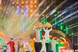 Tiết mục nghệ thuật tại lễ khai mạc.