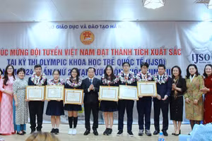 Giám đốc Sở GD&ĐT Hà Nội Trần Thế Cương chúc mừng thành tích của các em học sinh và các nhà trường.