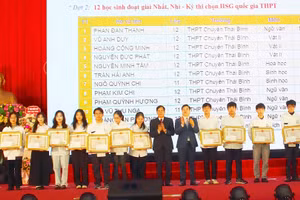 Lãnh đạo tỉnh Thái Bình trao Bằng khen của UBND tỉnh cho học sinh đoạt giải tại kỳ thi chọn học sinh giỏi quốc gia.