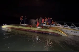 Chiếc bè bị lật.
