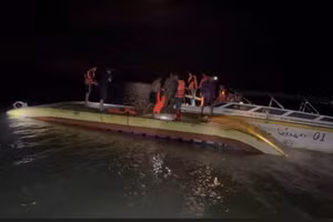 Chiếc bè bị lật.