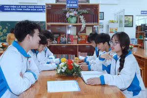 Học sinh Trường THPT chuyên Sơn Tây (Hà Nội) trong thư viện.