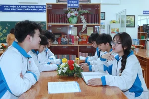 Học sinh Trường THPT chuyên Sơn Tây (Hà Nội) trong thư viện.