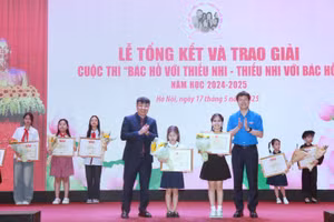 Ban tổ chức trao giải Nhất cho các học sinh.