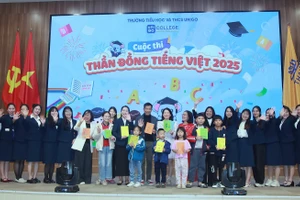 Các đại biểu, các thầy cô giáo và các em học sinh tại chương trình khởi động cuộc thi “Thần đồng Tiếng Việt 2025”.