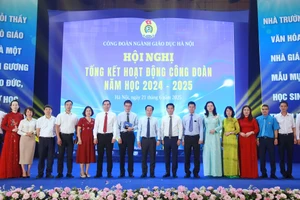 Các đại biểu chụp ảnh lưu niệm.