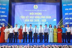 Các đại biểu chụp ảnh lưu niệm.