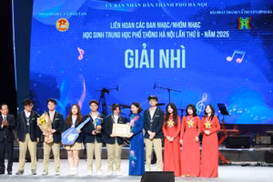 Phó Chủ tịch UBND TP Hà Nội Vũ Thu Hà, Giám đốc Sở GD&ĐT Hà Nội Trần Thế Cương trao giải cho ban nhạc Medley Melody.