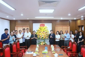 Ban Tuyên giáo và Dân vận Trung ương chúc mừng Nhà xuất bản Giáo dục Việt Nam.
