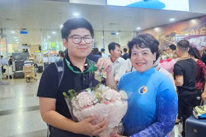 Nhà giáo Trần Thùy Dương chúc mừng thành tích của học sinh Trần Trung Kiên.